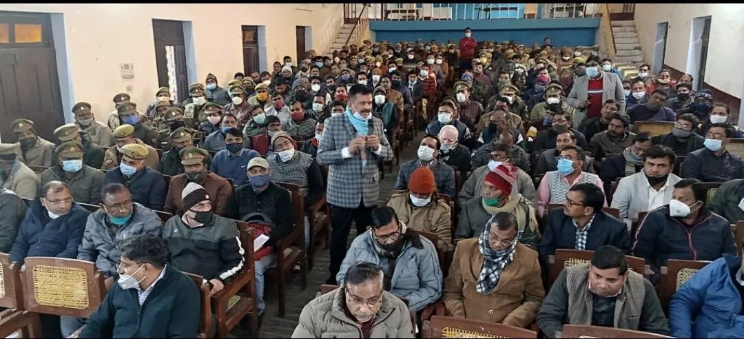 व्यय अनुवीक्षण के लिए गठित टीमों के साथ डीएम डॉ. दिनेश चन्द्र ने की बैठक