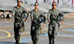 महिला लड़ाकू पायलटों को वायु सेना में शामिल करने का फैसला अब परमानेंट : रक्षा मंत्री महिला लड़ाकू पायलटों को वायु सेना में शामिल करने का फैसला अब परमानेंट : रक्षा मंत्री