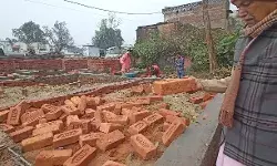 घटिया सामग्रियों का प्रयोग कर, मानक के विपरीत किया जा रहा है निर्माण कार्य