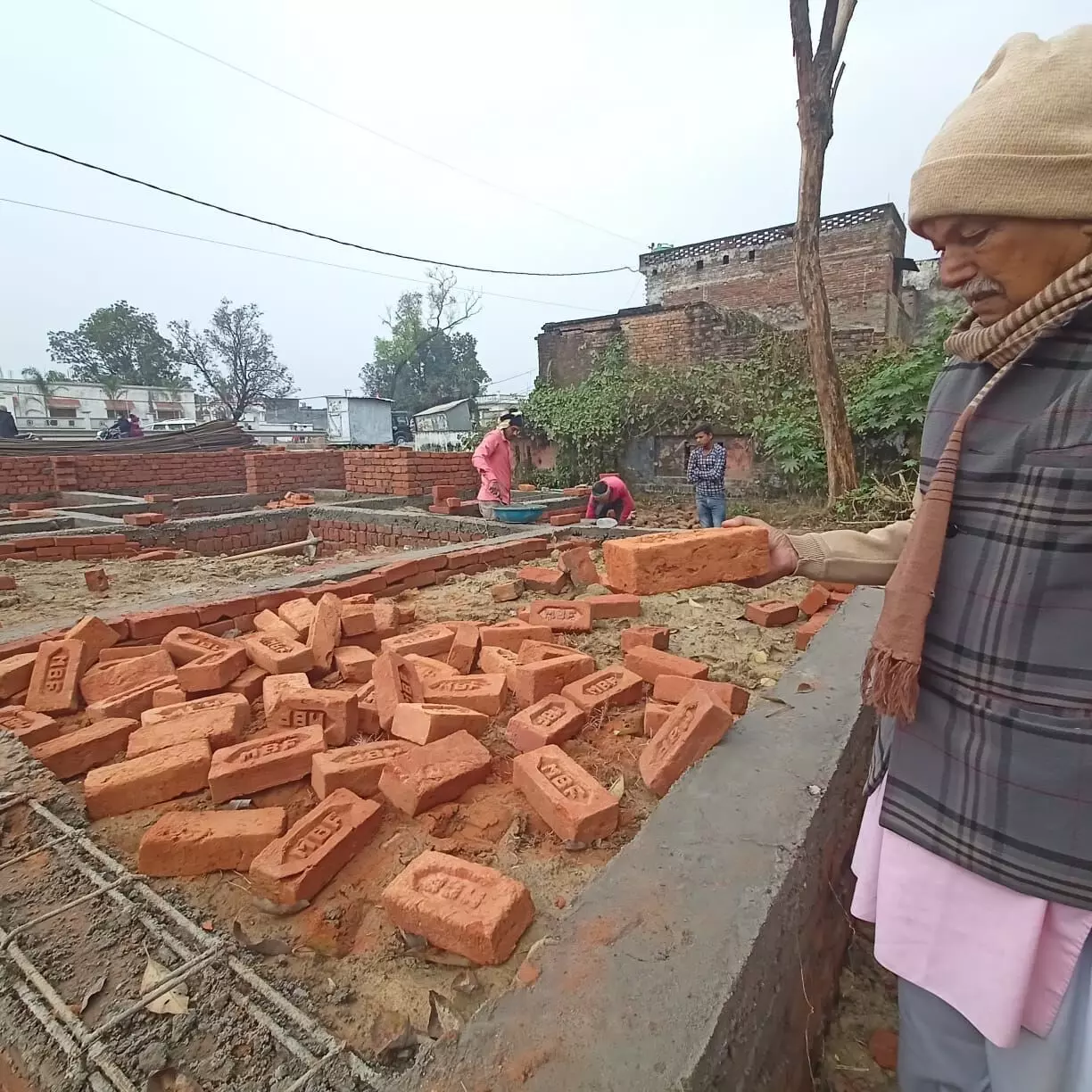 घटिया सामग्रियों का प्रयोग कर, मानक के विपरीत किया जा रहा है निर्माण कार्य घटिया सामग्रियों का प्रयोग कर, मानक के विपरीत किया जा रहा है निर्माण कार्य