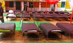 प्राथमिक विद्यालय का ताला तोडकर लगाया जा रहा शादी पंडाल