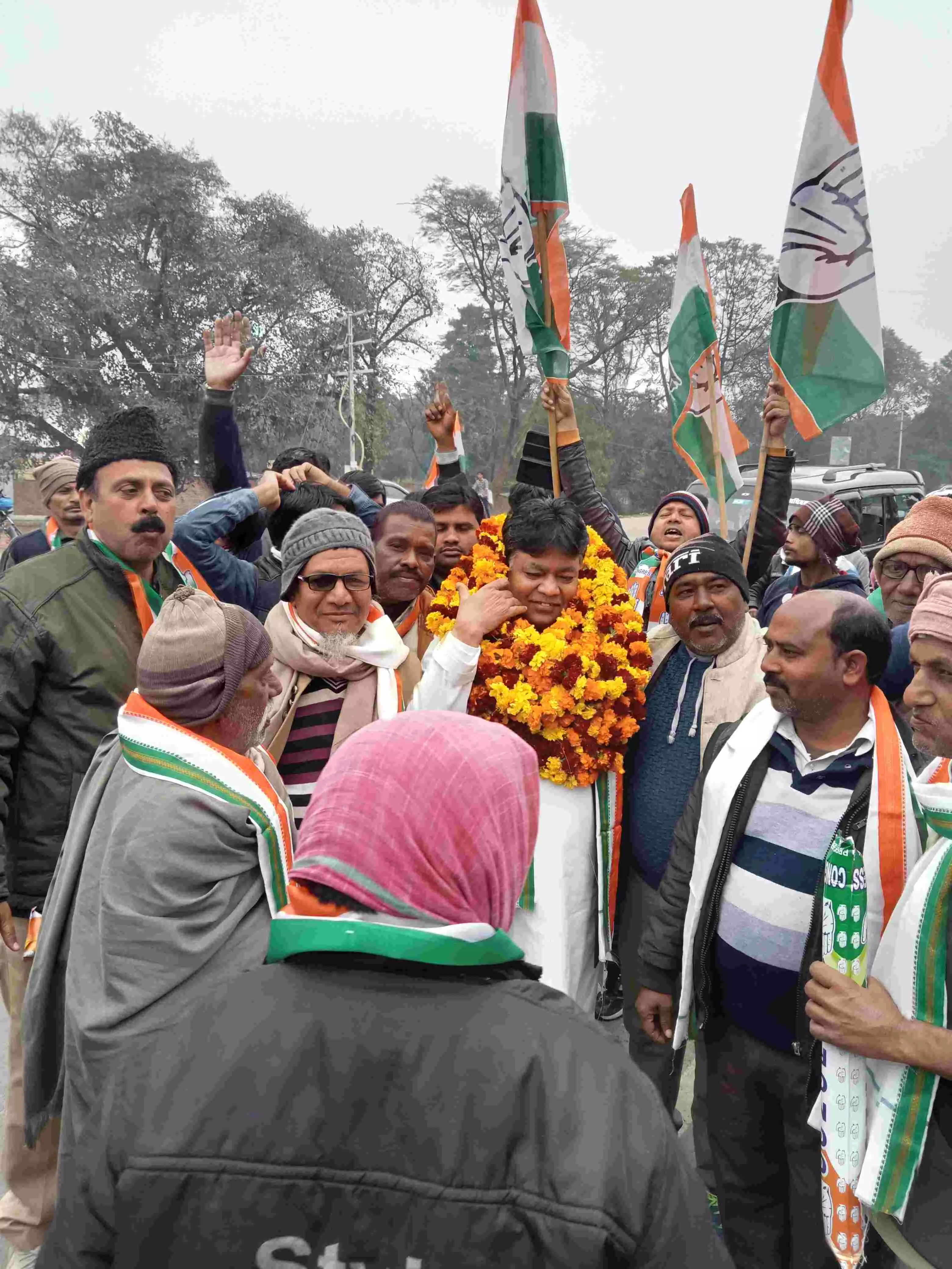 रोड शो में पूर्व विधायक का जोरदार स्वागत रोड शो में पूर्व विधायक का जोरदार स्वागत
