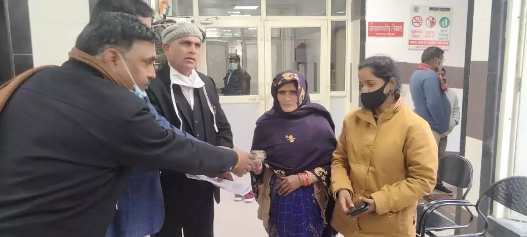 अधिवक्ता के इलाज के लिये बार समेत लोगो ने मदद के लिये बढ़ाये हाथ अधिवक्ता के इलाज के लिये बार समेत लोगो ने मदद के लिये बढ़ाये हाथ
