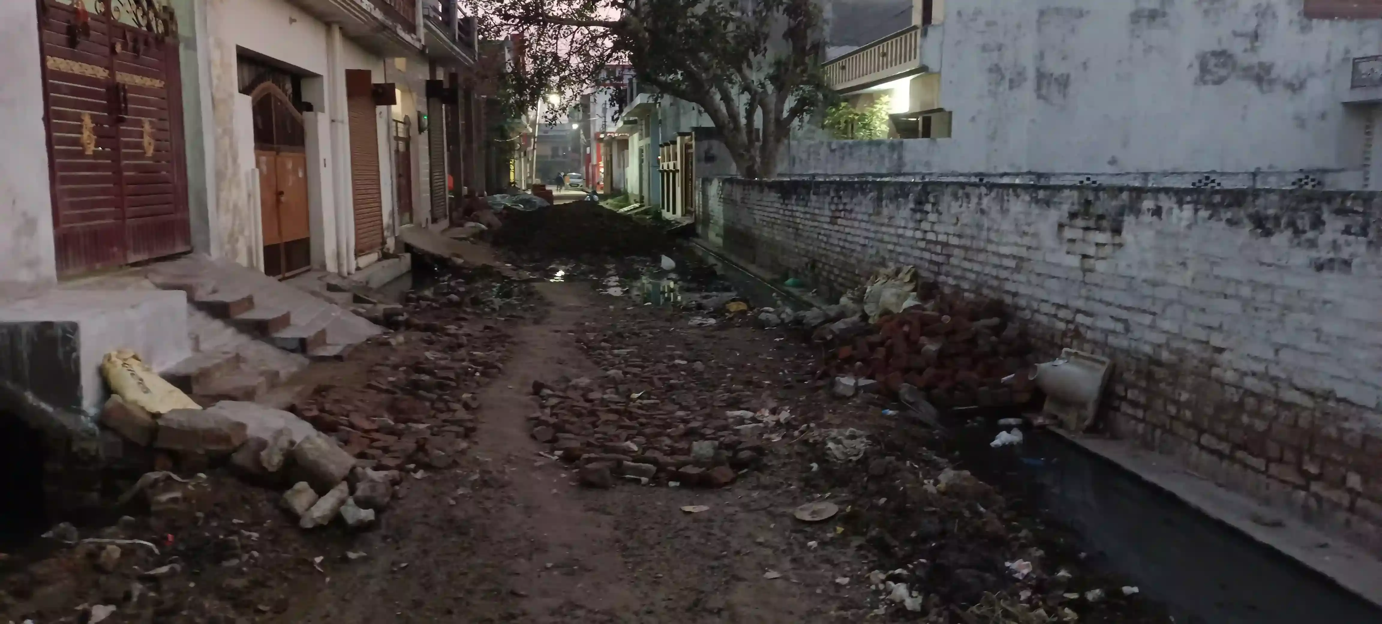 सरोजनी नगर में सफाई व्यवस्था ध्वस्त दिखती नजर आ रही फिर भी , अधिकारी बैठे हैं मौन