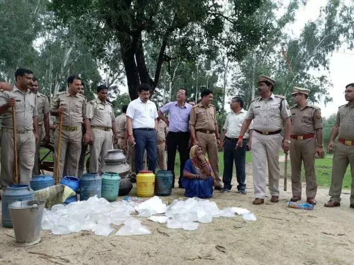 तीस लीटर अवैध कच्ची शराब बरामद, पांच गिरफ्तार