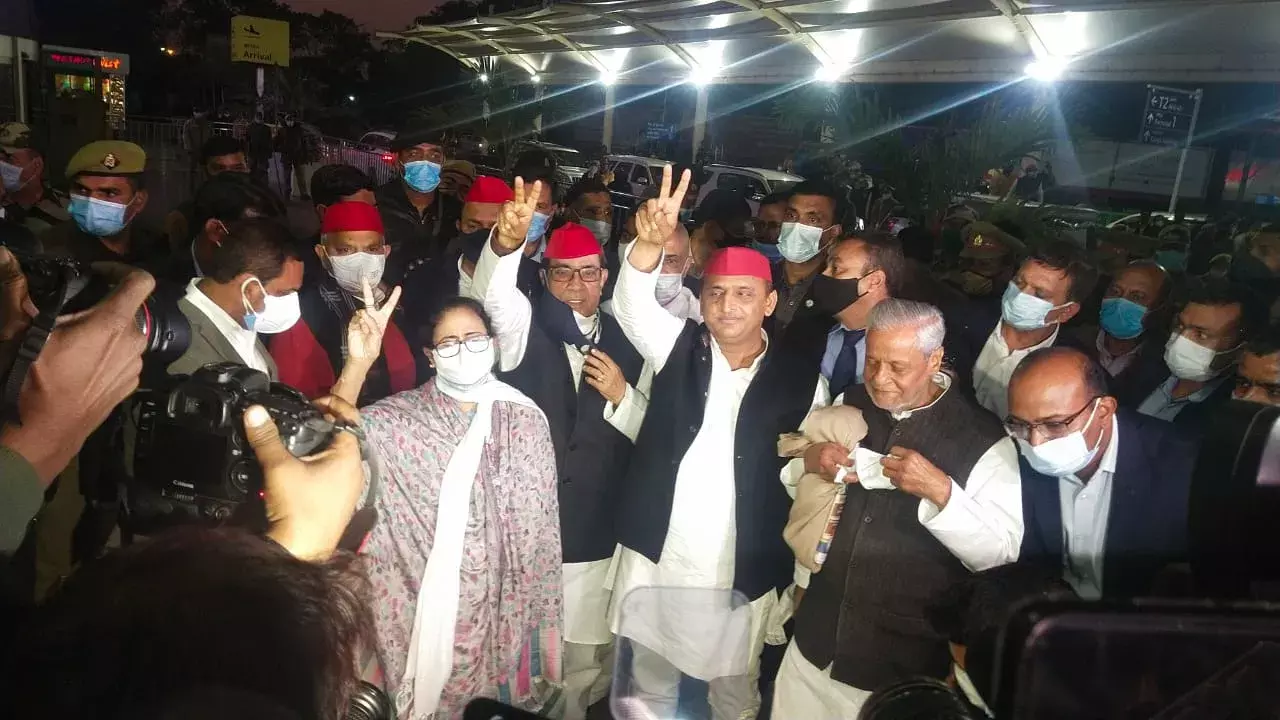 लखनऊ एयरपोर्ट पर अखिलेश यादव ने किया ममता बनर्जी का स्वागत है