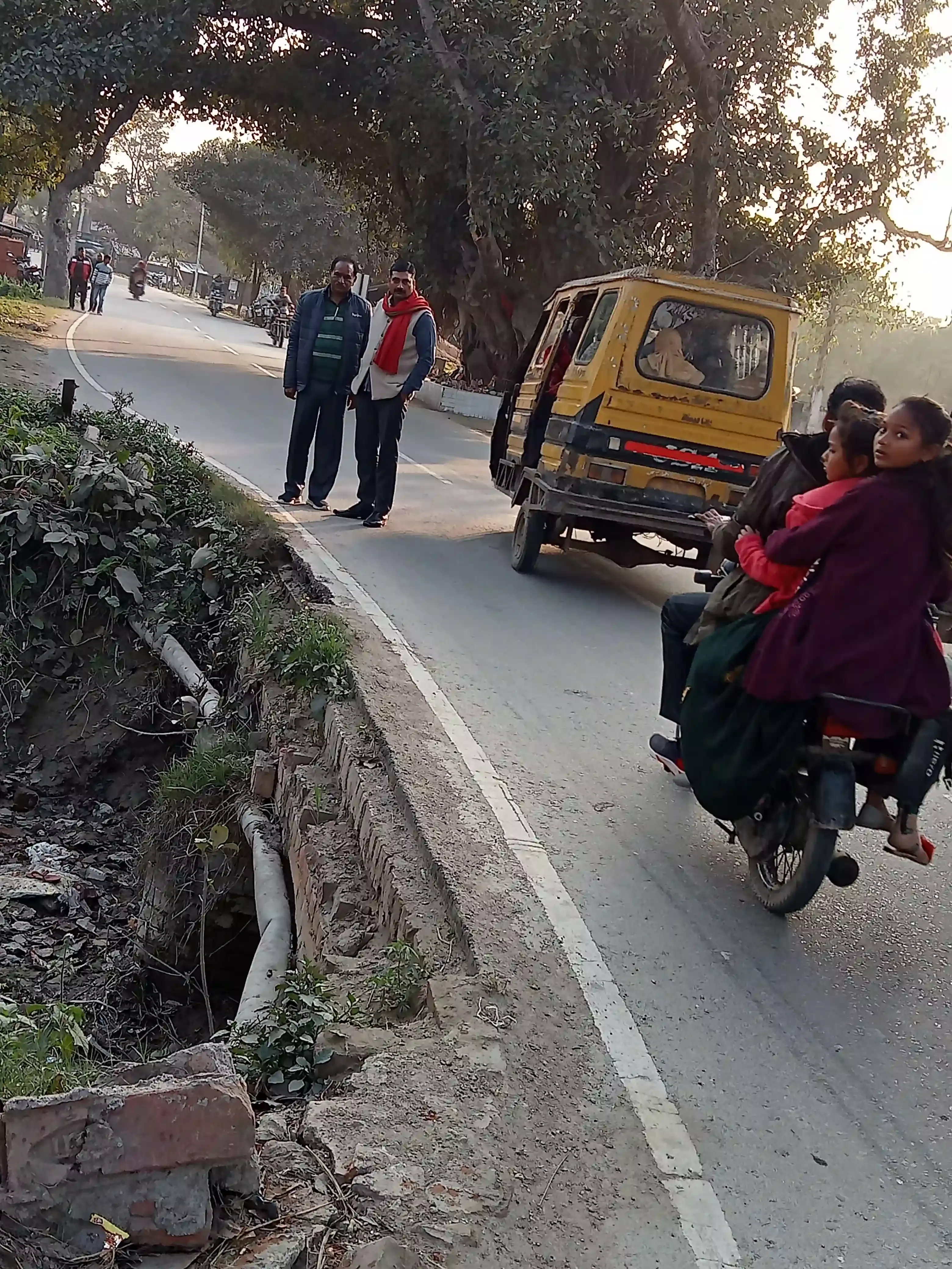 पुलिया का टूटा डिवाइडर दे रहा दुर्घटना की दावत