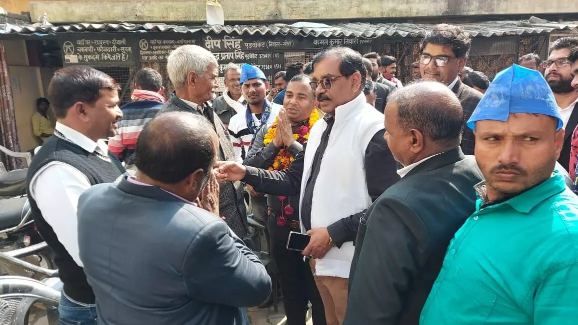 अधिवक्ताओ व ग्रामीणो से जनसम्पर्क कर बसपा प्रत्याशी ने मांगे वोट अधिवक्ताओ व ग्रामीणो से जनसम्पर्क कर बसपा प्रत्याशी ने मांगे वोट