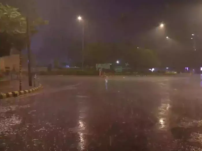 दिल्ली में रात से बारिश, पहाड़ों पर बर्फबारी दिल्ली में रात से बारिश, पहाड़ों पर बर्फबारी