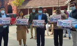 मेरा वोट मेरा अधिकार स्लोगन स्टीकर का डीएम ने किया अवलोकन