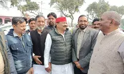 सपा प्रत्याशी ने किया जनसंपर्क , जनता तक पहुंचाया सपा का घोषणा पत्र