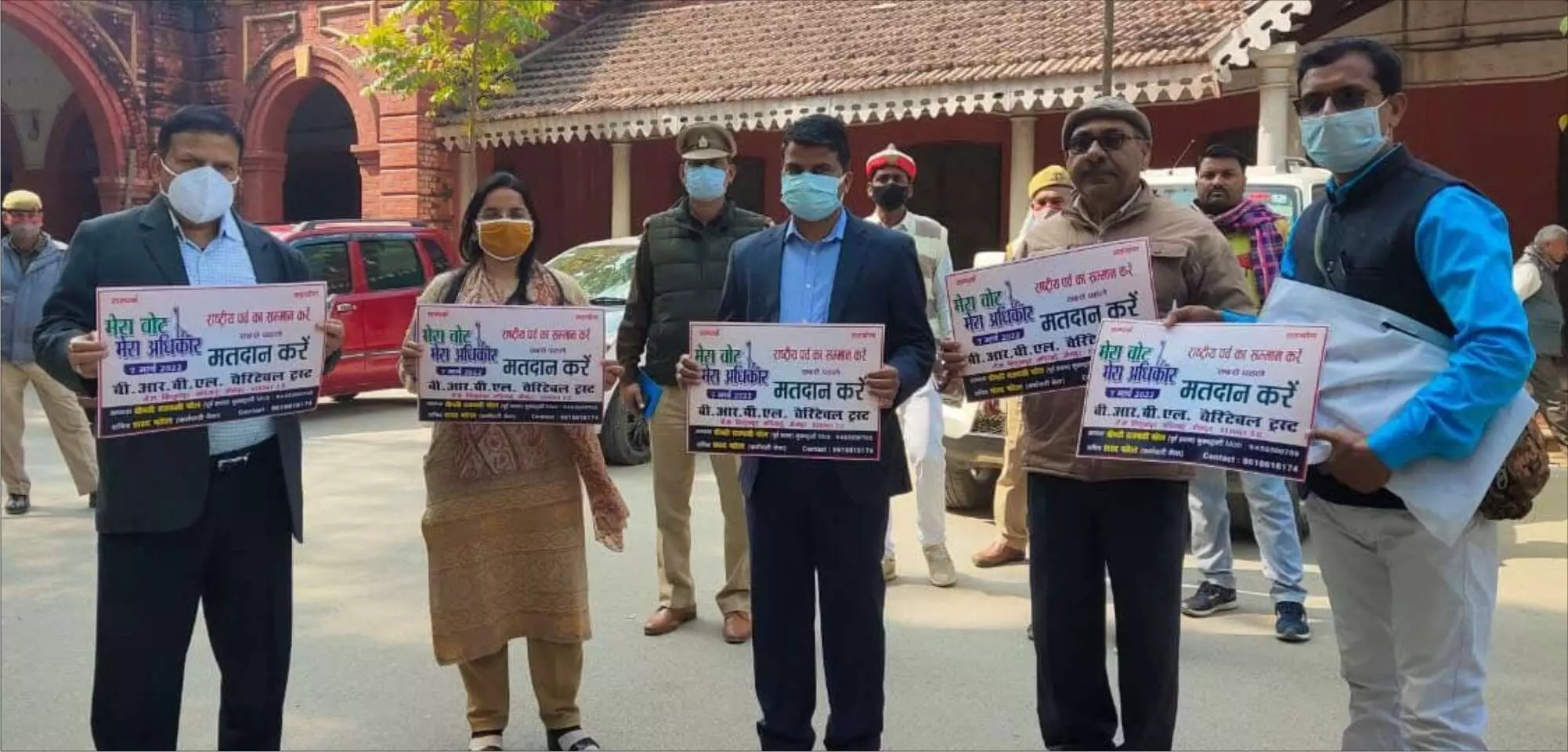 मेरा वोट मेरा अधिकार स्लोगन स्टीकर का डीएम ने किया अवलोकन
