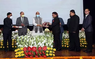 रक्षा मंत्री ने रक्षा सम्पदा कर्मियों को आधुनिक प्रौद्योगिकियों का उपयोग करके रक्षा विभाग की 17.78 लाख एकड़ जमीन का सर्वेक्षण करने के लिये पुरस्कार प्रदान किये रक्षा मंत्री ने रक्षा सम्पदा कर्मियों को आधुनिक प्रौद्योगिकियों का उपयोग करके रक्षा विभाग की 17.78 लाख एकड़ जमीन का सर्वेक्षण करने के लिये पुरस्कार प्रदान किये