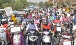 महिलाओं ने स्कूटी रैली के माध्यम से मतदान करने को किया प्रेरित