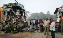 ट्रकों में आमने-सामने हुई जोरदार टक्कर, चालक जख्मी