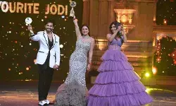 अवॉर्ड्स पाकर खिल उठे सितारों के चेहरे अवॉर्ड्स पाकर खिल उठे सितारों के चेहरे