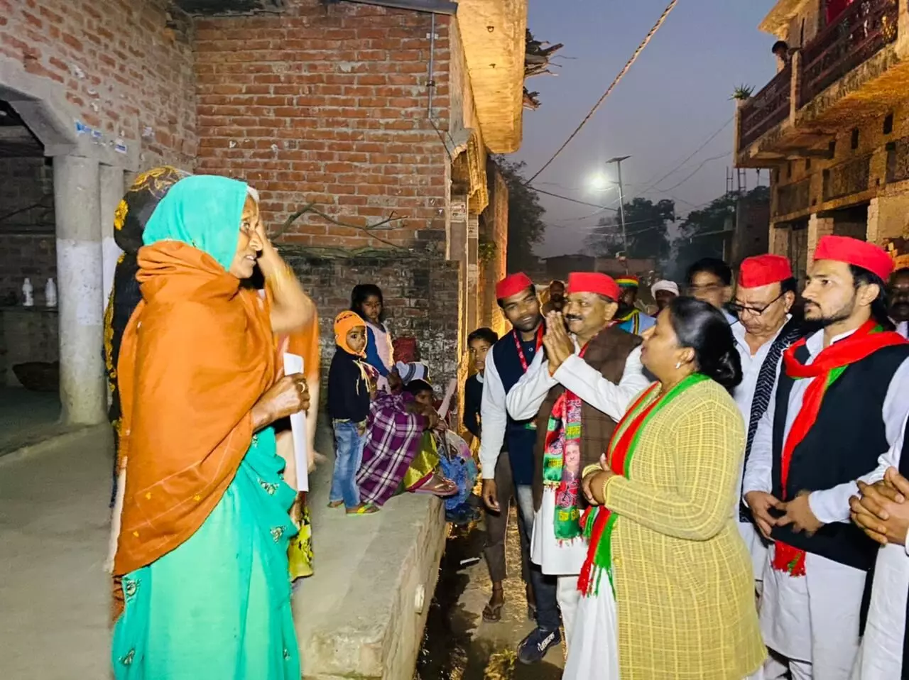सपा प्रत्याशी ने किया व्यापक जनसंपर्क सपा प्रत्याशी ने किया व्यापक जनसंपर्क
