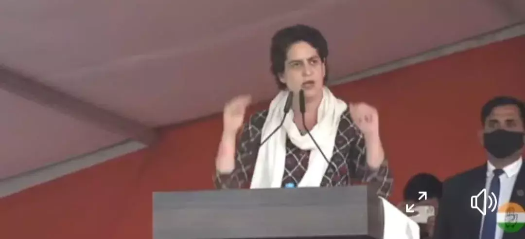 प्रियंका गांधी ने कांग्रेस प्रत्याशियों के लिए लखनऊ में रोड शो करके वोट मांगा