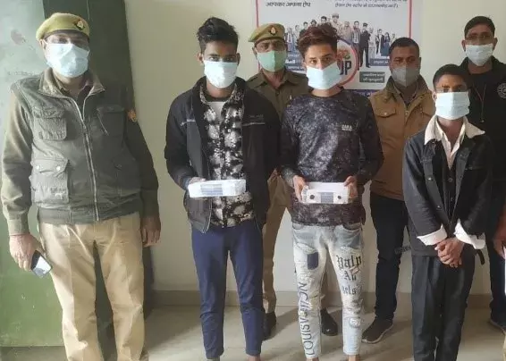 लूट की दो मोबाइल के साथ तीन गिरफ्तार