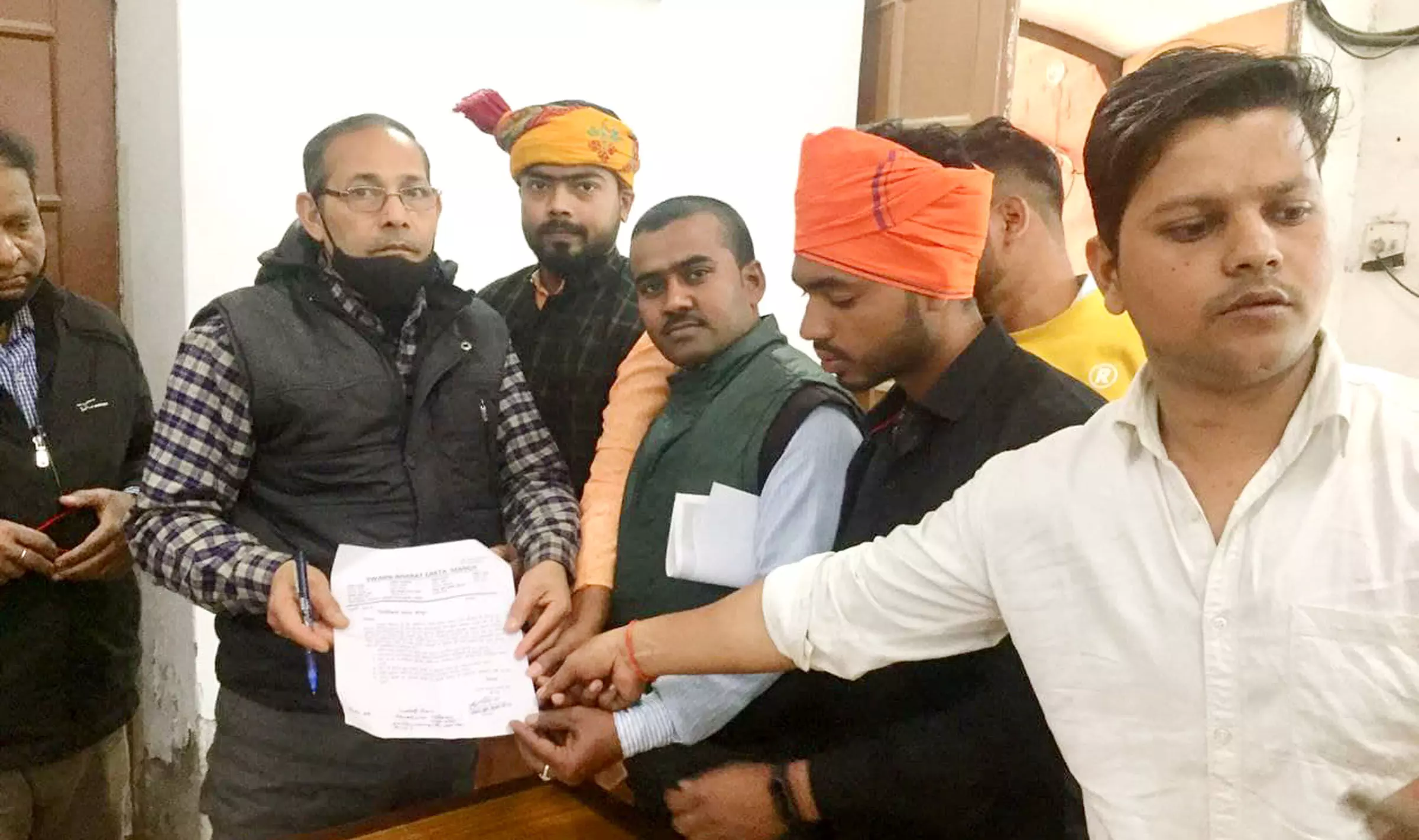 गहना कोठी परिवार के घर में घुसकर पुलिस ने किया ताण्डव गहना कोठी परिवार के घर में घुसकर पुलिस ने किया ताण्डव
