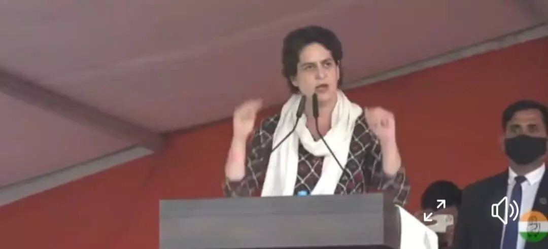 प्रियंका गांधी ने कांग्रेस प्रत्याशियों के लिए लखनऊ में रोड शो करके वोट मांगा प्रियंका गांधी ने कांग्रेस प्रत्याशियों के लिए लखनऊ में रोड शो करके वोट मांगा