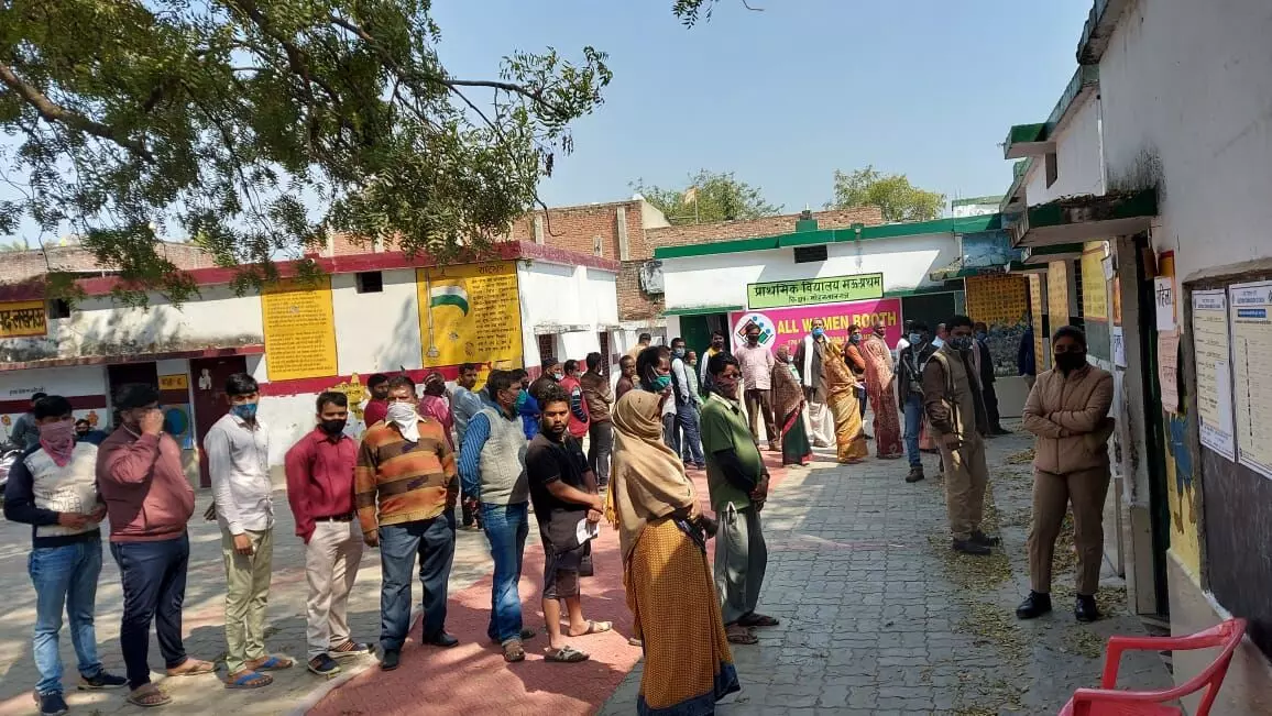 मोहनलालगंज में मतदाताओ ने किया मतदान मोहनलालगंज में मतदाताओ ने किया मतदान