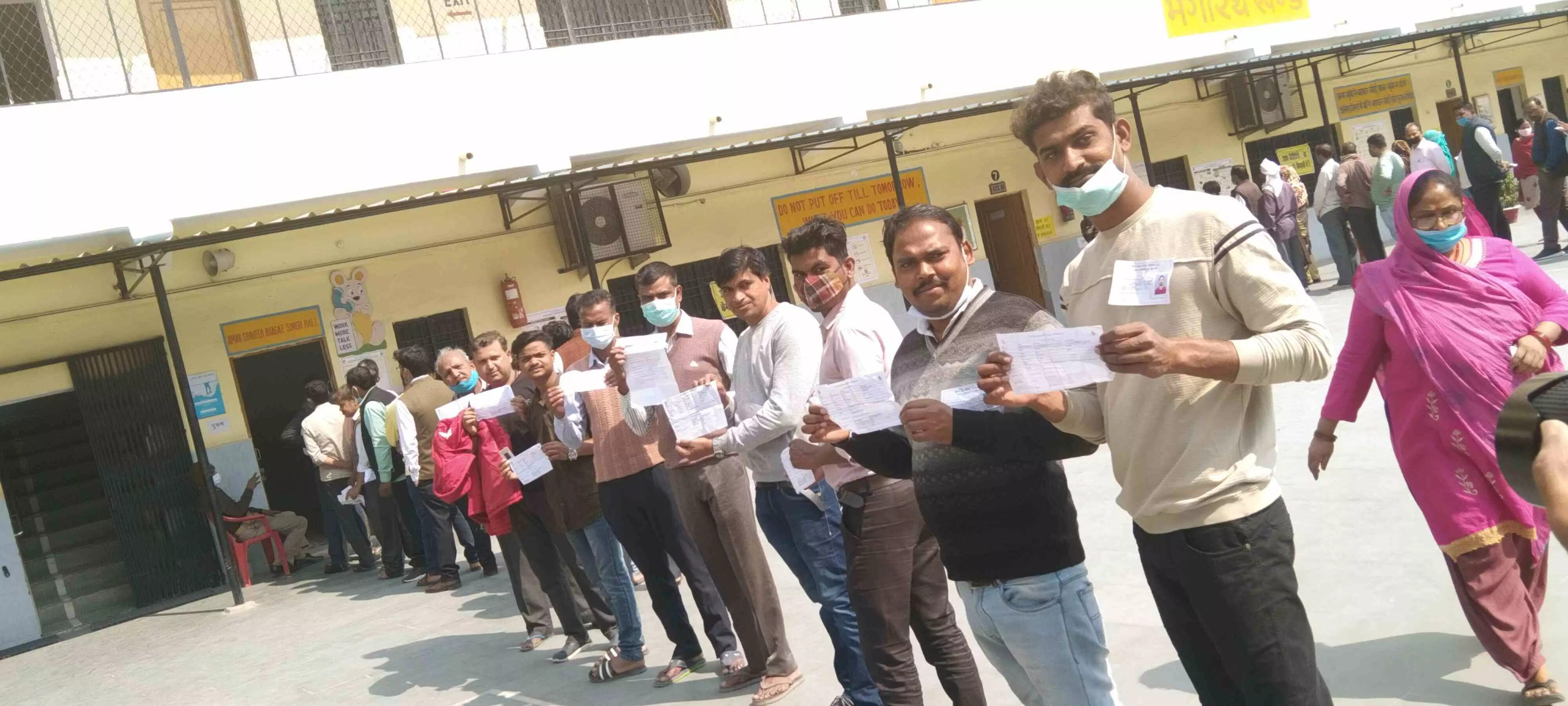 कहीं उत्साह से सराबोर तो कहीं वोट ना डाल पाने से निराश दिखे मतदाता