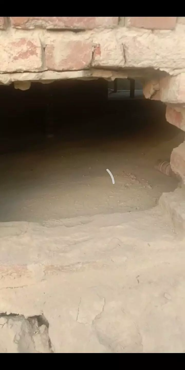 चोरों ने सेंध लगाकर लाखों रुपयों की जेवर व हजारों पर किया हाथ साफ चोरों ने सेंध लगाकर लाखों रुपयों की जेवर व हजारों पर किया हाथ साफ