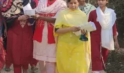 कांग्रेस प्रत्याशी के पक्ष में जनसम्पर्क में उतरी महिलाएं