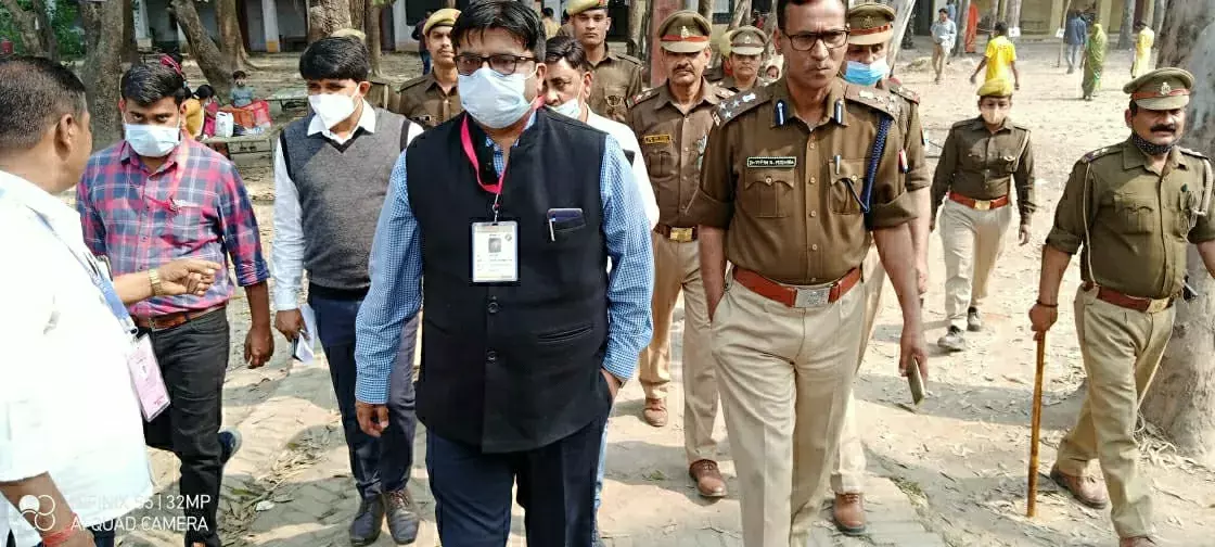 डीएम एसपी तथा जोनल /सेक्टर मजिस्ट्रेट मतदान केंद्रो का लेते रहे जायजा