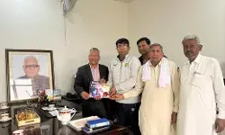 शहर के उद्योगपति राजेश केडिया को सौरभ दम्पति ने भेंट की पुस्तकें