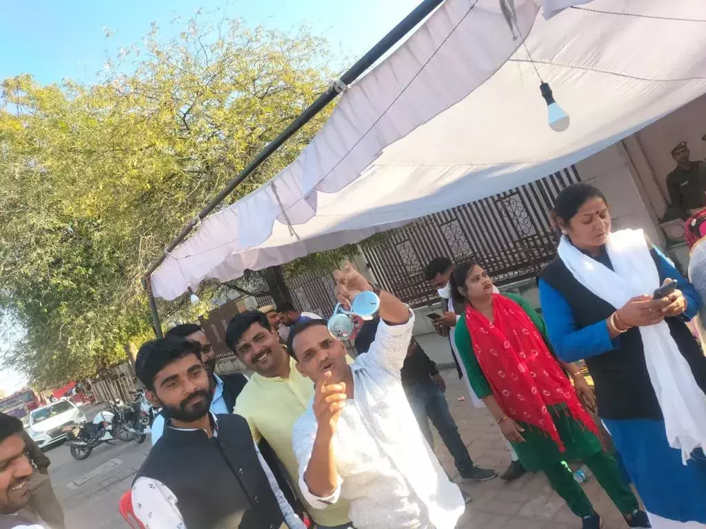 रमाबाई अंबेडकर मैदान मैदान के बाहर हंगामा, सपा कार्यकर्ता बैठे धरने पर