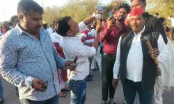 रमाबाई अंबेडकर मैदान मैदान के बाहर हंगामा, सपा कार्यकर्ता बैठे धरने पर