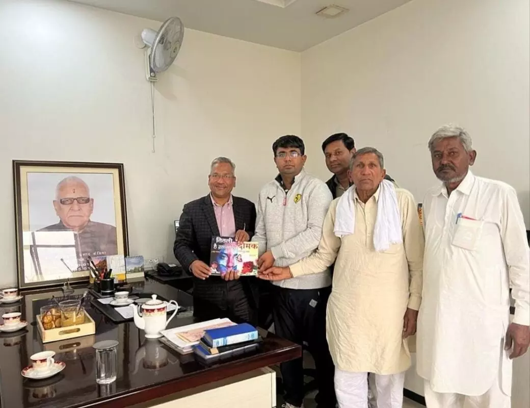 शहर के उद्योगपति राजेश केडिया को सौरभ दम्पति ने भेंट की पुस्तकें शहर के उद्योगपति राजेश केडिया को सौरभ दम्पति ने भेंट की पुस्तकें