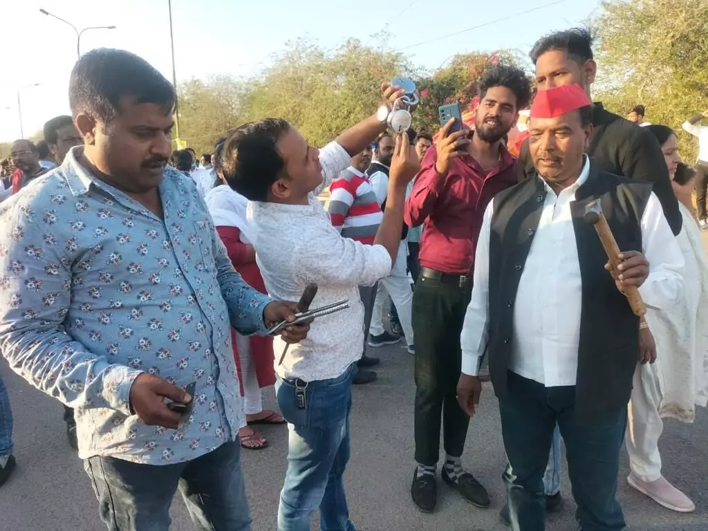 रमाबाई अंबेडकर मैदान मैदान के बाहर हंगामा, सपा कार्यकर्ता बैठे धरने पर