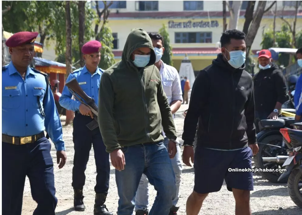 बांके पुलिस ने पिस्टल व कारतूस सहित तीन युवकों को किया गुरफ्तार बांके पुलिस ने पिस्टल व कारतूस सहित तीन युवकों को किया गुरफ्तार