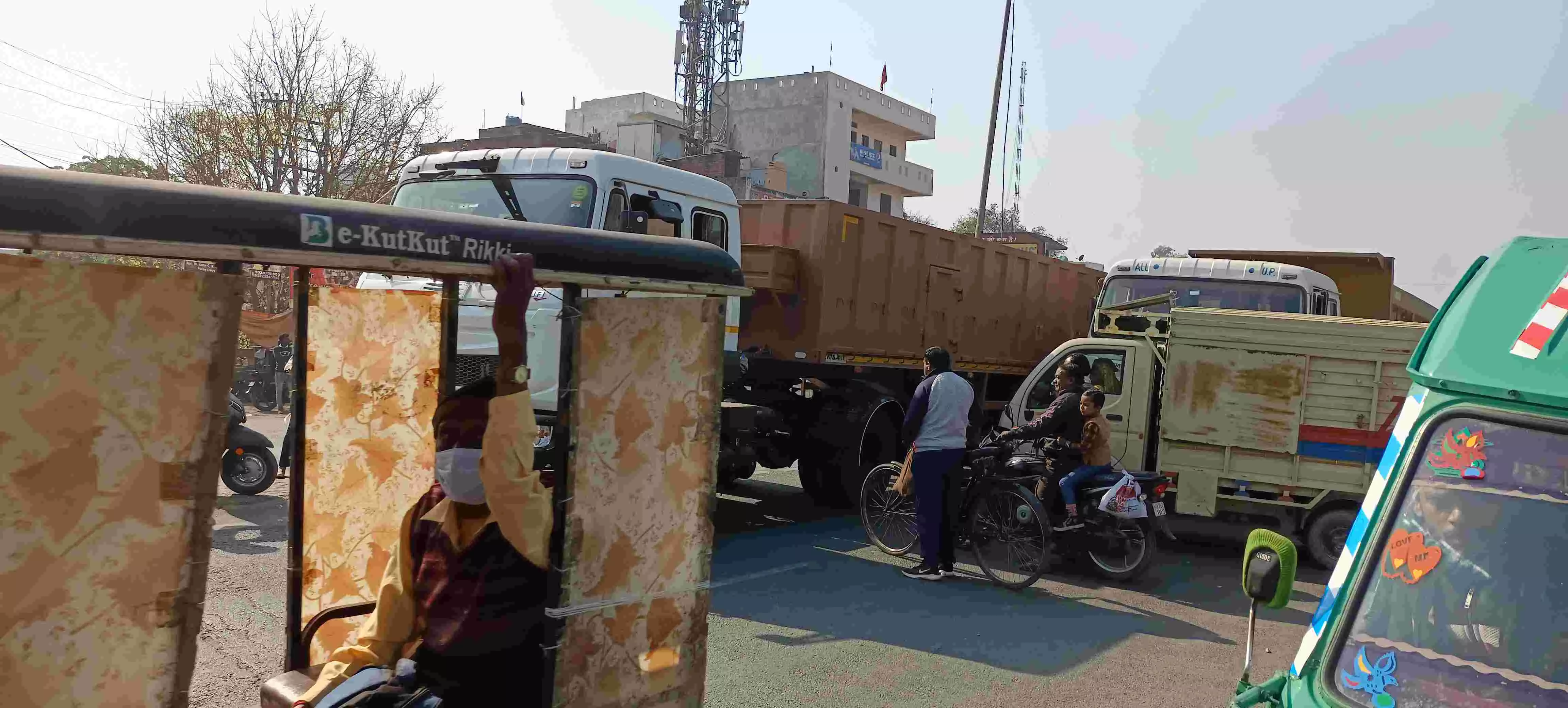 सरोजनी नगर क्षेत्र की यातायात व्यवस्था पूरी तरह ध्वस्त