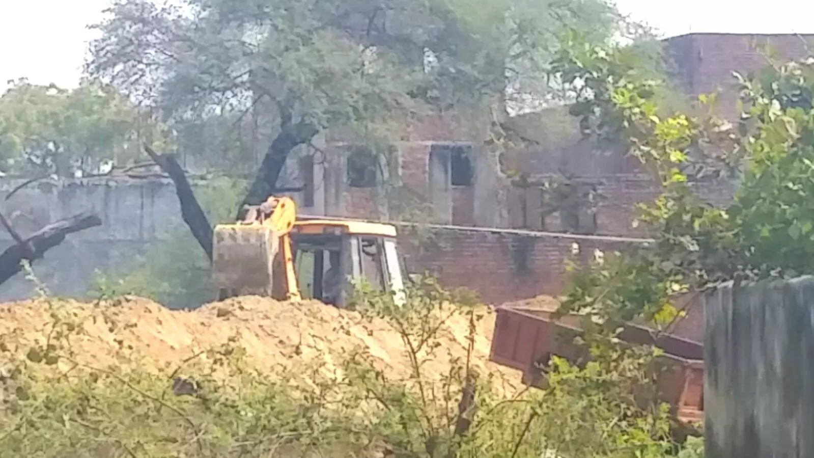 खलिहान की जमीन पर डीआरडीओ बनवा रहा बाउंड्री बाल- ग्रामीणों ने किया विरोध खलिहान की जमीन पर डीआरडीओ बनवा रहा बाउंड्री बाल- ग्रामीणों ने किया विरोध