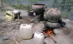 ग्रामीण क्षेत्रों एवं जंगल के सटे गांवों मे कच्ची दारू बनाने का धंधा बना कुटीर उद्योग