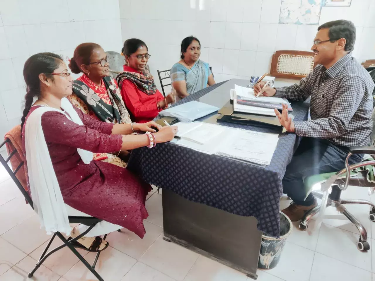 बाल विकास परियोजना अधिकारी नवाबगंज द्वारा कराया गया मुख्य सेविकाओं से आंगनवाड़ी केंद्र का निरीक्षण