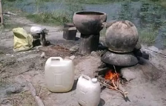ग्रामीण क्षेत्रों एवं जंगल के सटे गांवों मे कच्ची दारू बनाने का धंधा बना कुटीर उद्योग ग्रामीण क्षेत्रों एवं जंगल के सटे गांवों मे कच्ची दारू बनाने का धंधा बना कुटीर उद्योग
