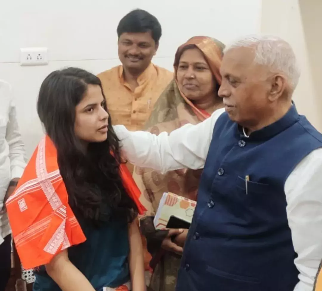 यूक्रेन से वापस आई छात्रा से मिलकर उसके घर सांत्वना देते सदर सांसद डॉ रमापति राम त्रिपाठी