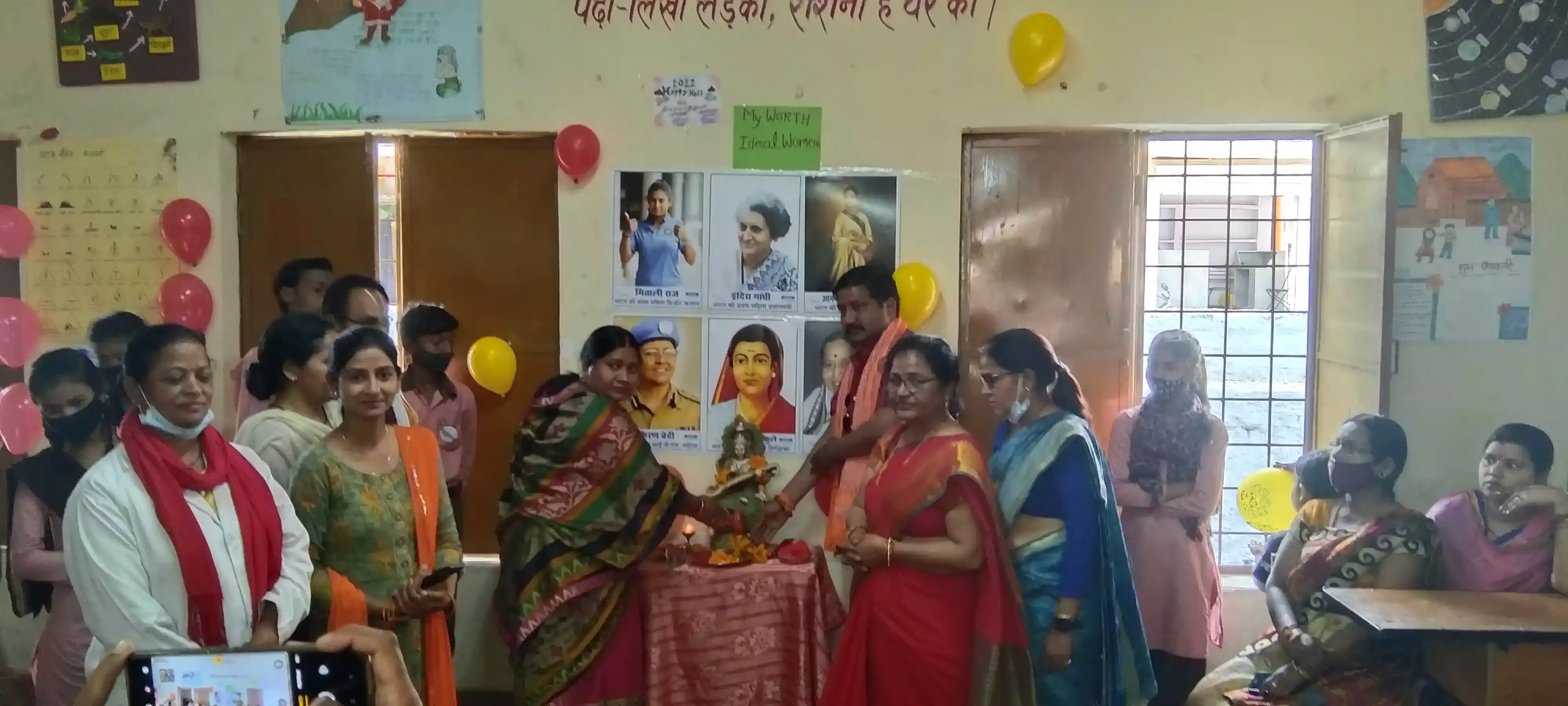 विश्व महिला दिवस पर पार्षद ने महिलाओं को किया सम्मानित