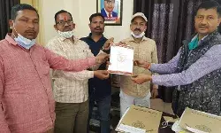 विद्युत कनेक्शन देने में धज्जियां उड़ा रहे विद्युत विभाग के कर्मचारी