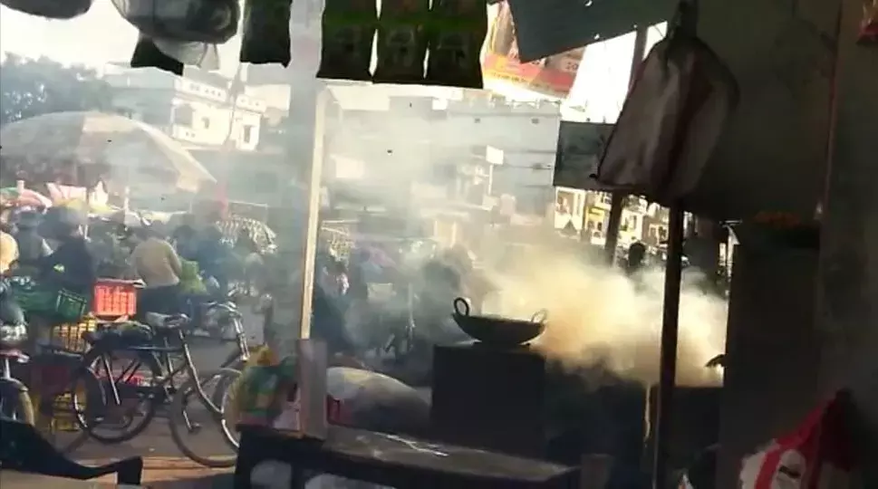 कोयला की भट्ठी उगल रही है जहरीला धुआं, जिससे राहगीर व चौराहे के दुकानदार परेशान