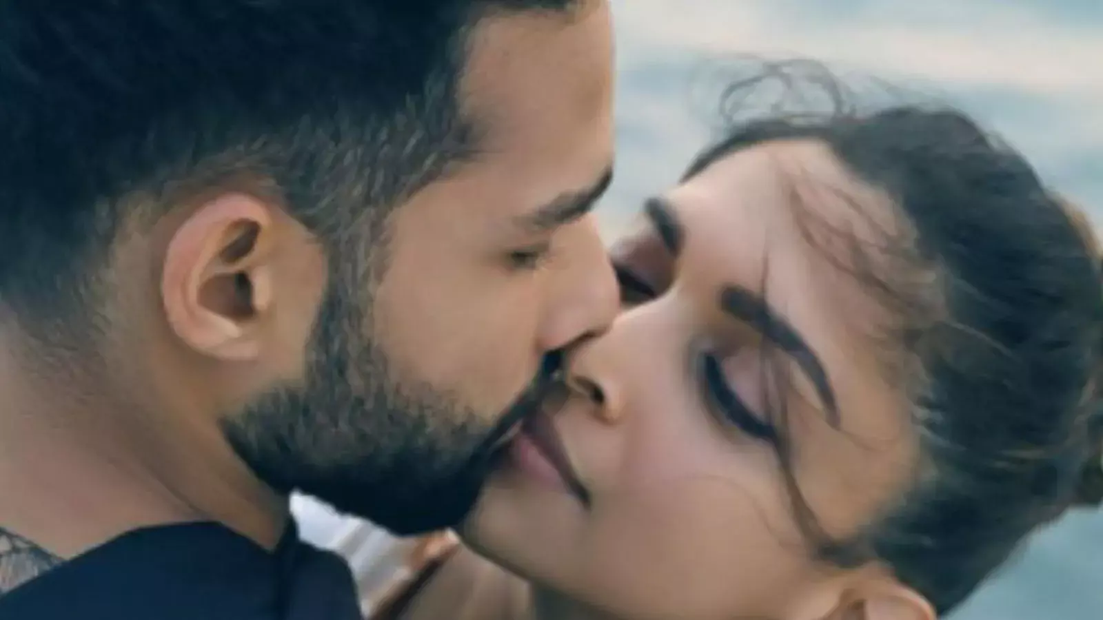 рдЧрд╣рд░рд╛рдЗрдпрд╛рдБ рдлрд┐рд▓реНрдо рдореЗрдВ рдорд╣рд┐рд▓рд╛ рдФрд░ рд░рд┐рд╢реНрддреЛрдВ рдХреЗ рдмрджрд▓рддреЗ рдЪрд░рд┐рддреНрд░ рдХрд╛ рд╕рдорд╛рд▓реЛрдЪрдирд╛рддреНрдордХ рдЕрдзреНрдпрдпрди рдкреНрд░реЛ. рдЧреЛрд╡рд┐рдиреНрдж рдЬреА рдкрд╛рдгреНрдбреЗрдп рдЧрд╣рд░рд╛рдЗрдпрд╛рдБ рдлрд┐рд▓реНрдо рдореЗрдВ рдорд╣рд┐рд▓рд╛ рдФрд░ рд░рд┐рд╢реНрддреЛрдВ рдХреЗ рдмрджрд▓рддреЗ рдЪрд░рд┐рддреНрд░ рдХрд╛ рд╕рдорд╛рд▓реЛрдЪрдирд╛рддреНрдордХ рдЕрдзреНрдпрдпрди рдкреНрд░реЛ. рдЧреЛрд╡рд┐рдиреНрдж рдЬреА рдкрд╛рдгреНрдбреЗрдп