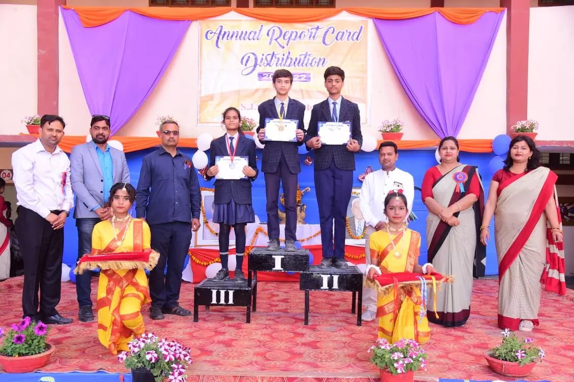 एस जे एस पब्लिक स्कूल, गौरिगंज में हर्षोल्लास के साथ वार्षिक परीक्षाफल वितरण समारोह