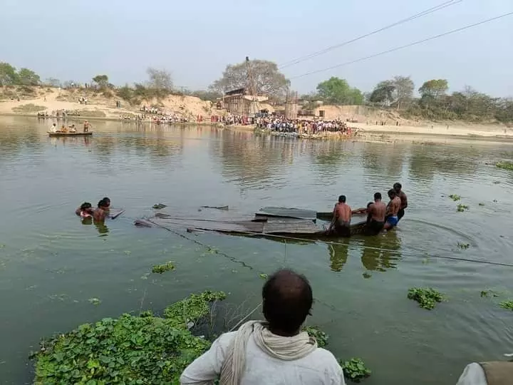 गोमती नदी में नाव डूबने से 1 की मौत कई लापता चलाया जा रहा है राहत एवं बचाव अभियान