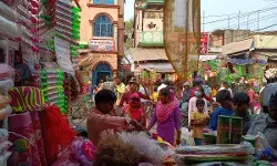 सीमावर्ती रुपईडीहा बाजार में होली पर्व को लेकर बढ़ी रौनक