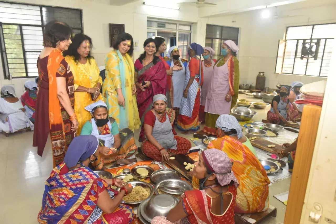 आकांक्षा समिति की प्रदेश अध्यक्षा ने आकांक्षा समिति द्वारा संचालित मसाला-मठरी केन्द्र का निरीक्षण किया